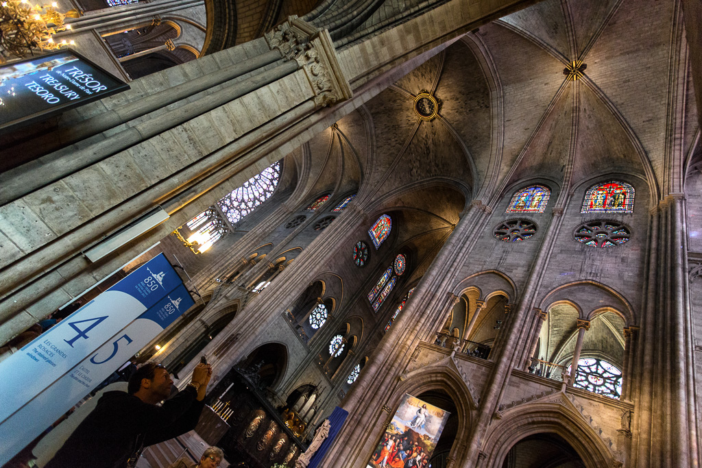 Interior shot of the Cathédral de Notre Dame, Paris